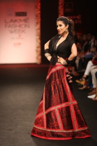Actress Sophie Choudry Wearing Baluchori Collection By Designer Sumona Parekh At Lakme Fashion Week Winter Festive 2016 (8)