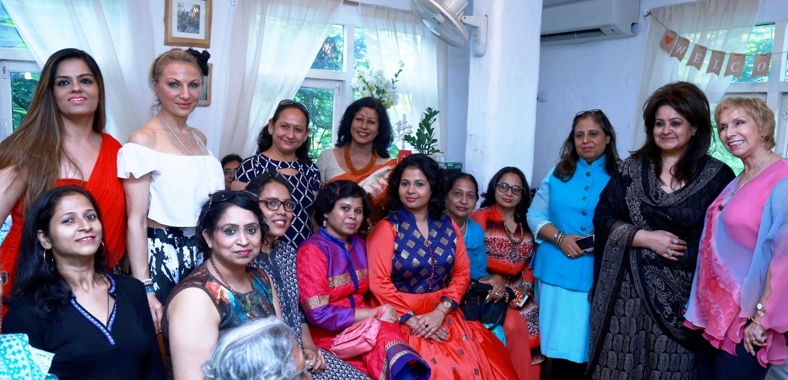 Hosts of the Afternoon Aromatherapist Dr. Blossom Kochhar and Dr. Meenu Walia with the Cancer survivors and Delhi based celebrities
