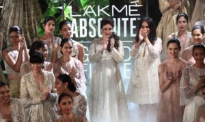 Kareena-Kapoor-Khan-At-Lfw-Summer-Resort-2017-Grand-Finale-For-Anita-Dongre