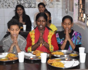 radisson-blu-paschim-vihar-team-celebrated-raksha-bandhan-with-balvihar-orphanage-7